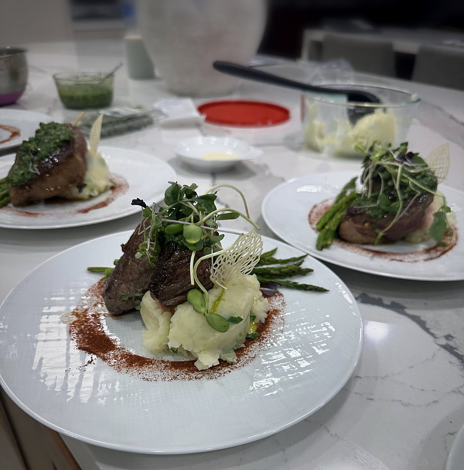Beef with whipped potatoes and green beans