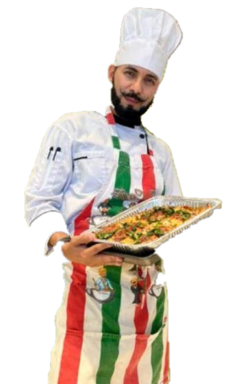 El Chef Luigi sosteniendo una bandeja de comida recién horneada en un antiguo portal toscano